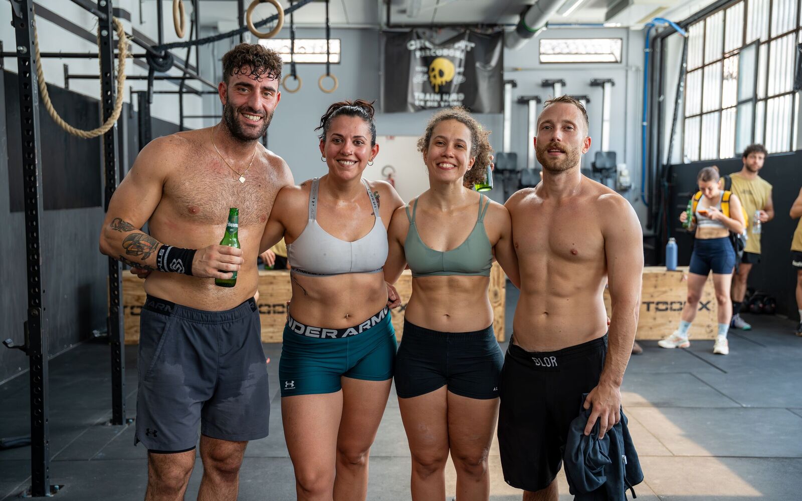 Quattro atleti abbracciati e sorridenti dopo l’allenamento